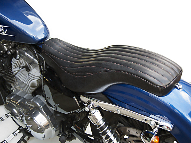 スポーツスター XL'04-'09 本革シート ロング「MOTOR ROCK」